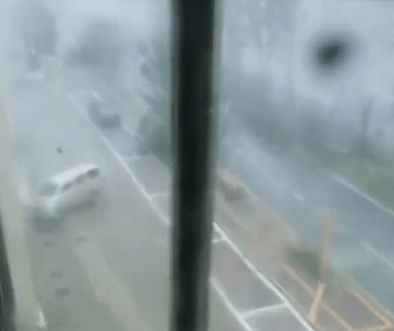 台风摩羯登陆海南 17级风吹倒面包车