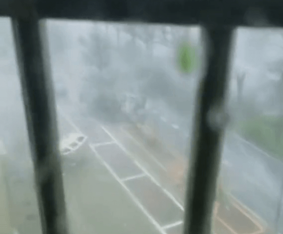 台风摩羯登陆海南 17级风吹倒面包车