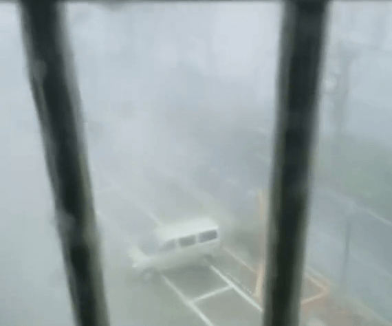 台风摩羯登陆海南 17级风吹倒面包车