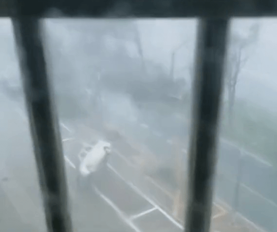 台风摩羯登陆海南 17级风吹倒面包车