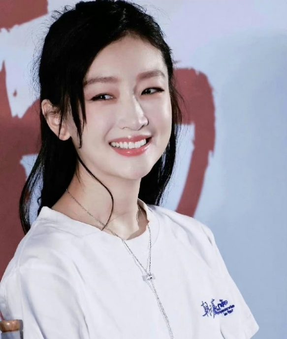 周冬雨好像换了另一个人!“变脸”照被指:失去了自己