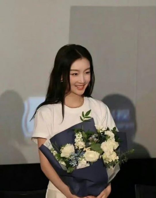 周冬雨好像换了另一个人!“变脸”照被指:失去了自己