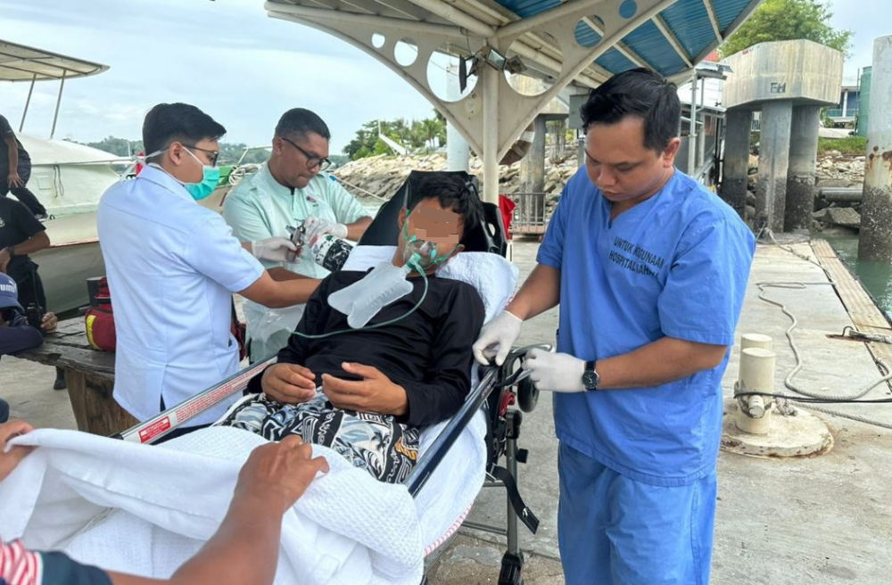 坠海漂浮海上 男子遭渔船救起