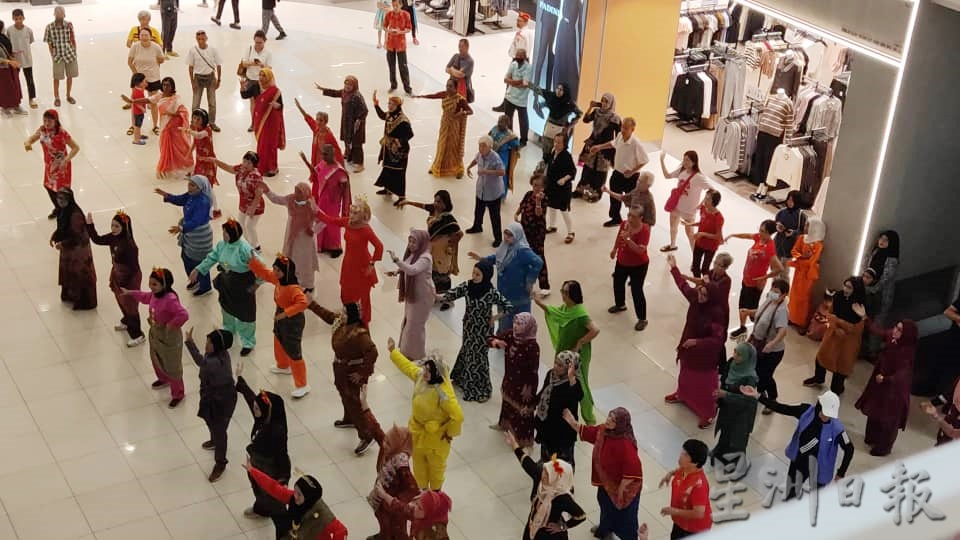 星角摄︱各族男女齐跳广场舞庆大马日