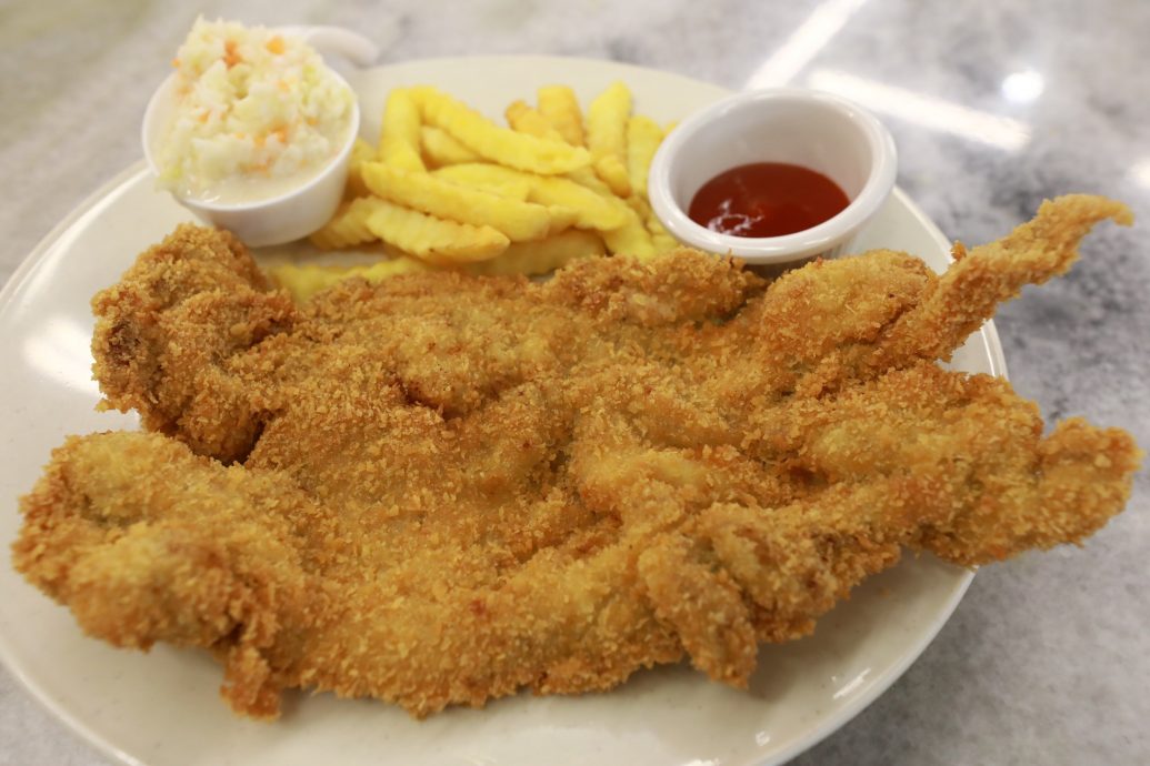 大都会/揾食系列/928见报/《翁师父西餐馆》“大件抵食”大手掌鸡扒拌秘制黑胡椒酱汁征服吃货味蕾 早晚市车轮战应付客流   