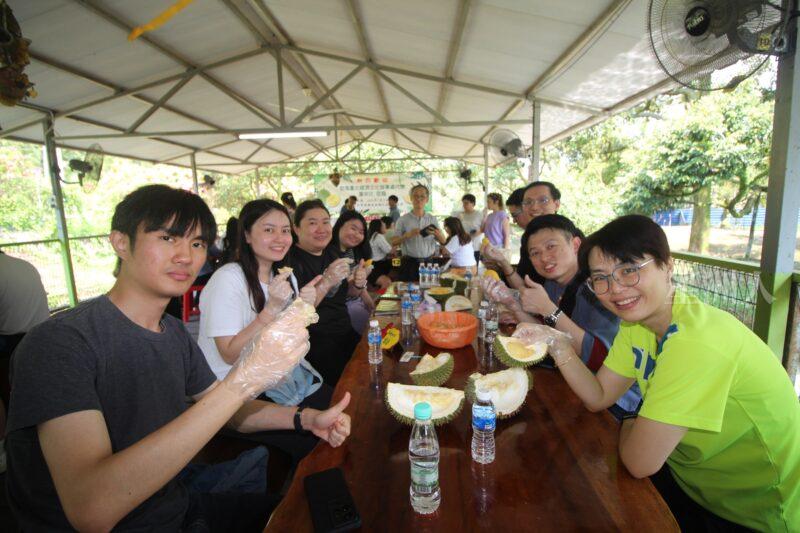 星期天头条/ 游客果园叹榴梿 Fz100454890061