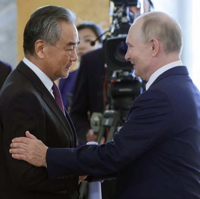 天下事主文)北京香山论坛∕中防长罕见柔和姿态未提台 董军:勿恃强凌弱∕主