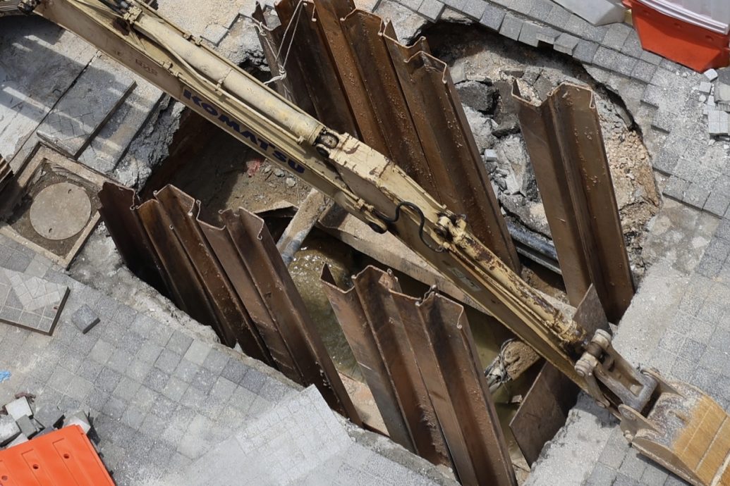 女游客坠8公尺深坑| 隆市长:噬人地洞需3至6个月修复