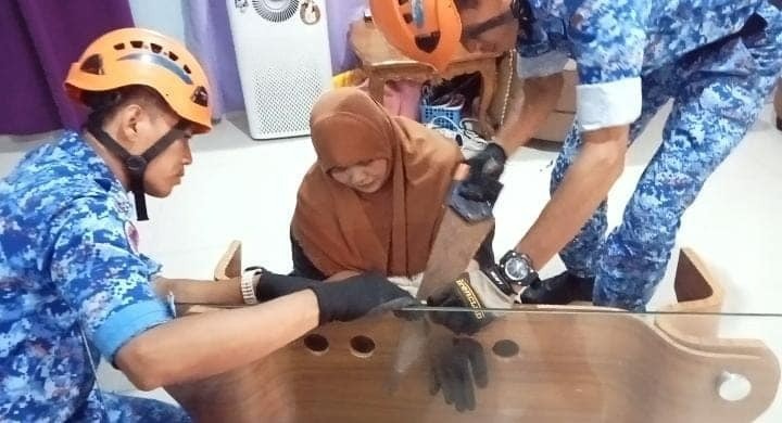 好奇差点害死猫!头卡茶几获民防部队救出