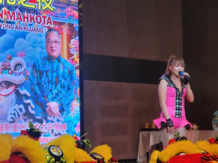 *已签发* 全国:马哥打文化之夜劲歌热舞 张庆信盼选民珍惜“否则短裙只能挂家里看”