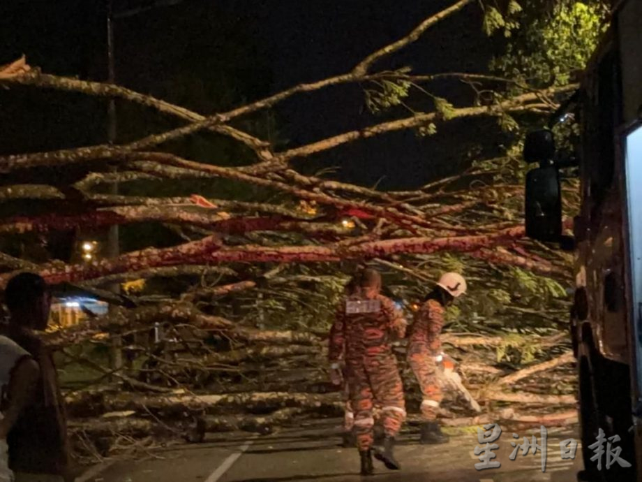 *已签发* 柔：封面:强风暴雨来袭 多个地区遭受破坏