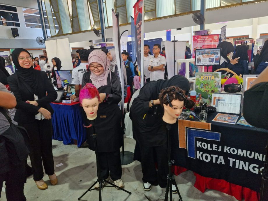 *已签发* 柔:封面:教育部将确保学校根据指导方针应对污染问题 确保学生在安全的环境下学习