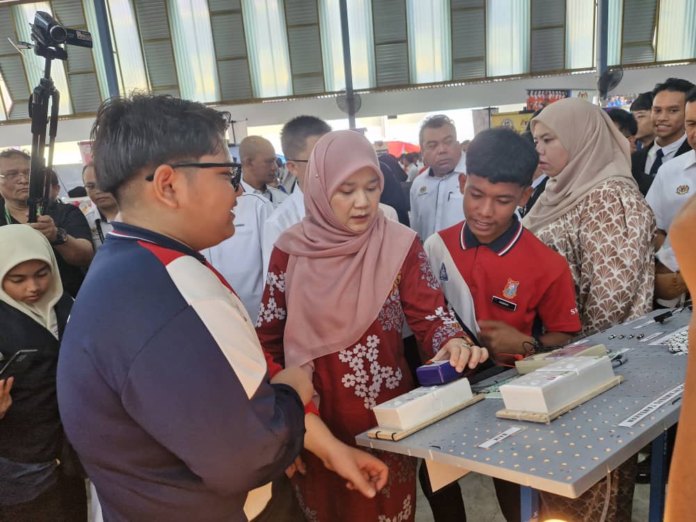 *已签发* 柔:封面:教育部将确保学校根据指导方针应对污染问题 确保学生在安全的环境下学习