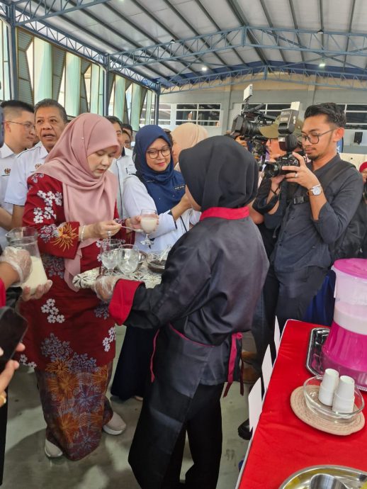 *已签发* 柔:封面:教育部将确保学校根据指导方针应对污染问题 确保学生在安全的环境下学习