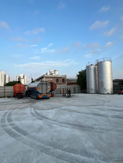 *已签发* 柔：新山破获非法储存原棕油仓库 起获22万原棕油