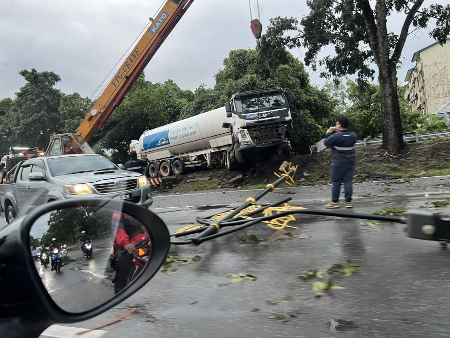 *已签发* 柔:新闻:化学槽车撞断路灯,酿高速公路堵塞数小时