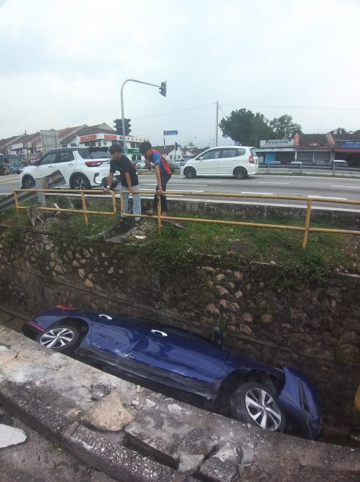 *已签发* 柔:新闻:闪躲忽切换车道计程车,OKU连人带车掉柏伶花园水沟