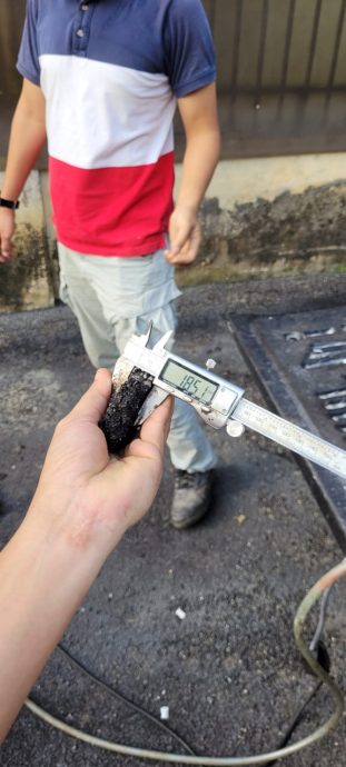 古来5新村铺路工程不达标,沥青厚度50毫米变18毫米