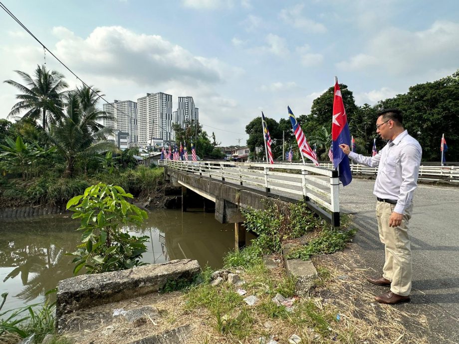 *已签发* 柔:潘伟斯空污问题 疑地不佬河非法倾倒化学或工业废物造成