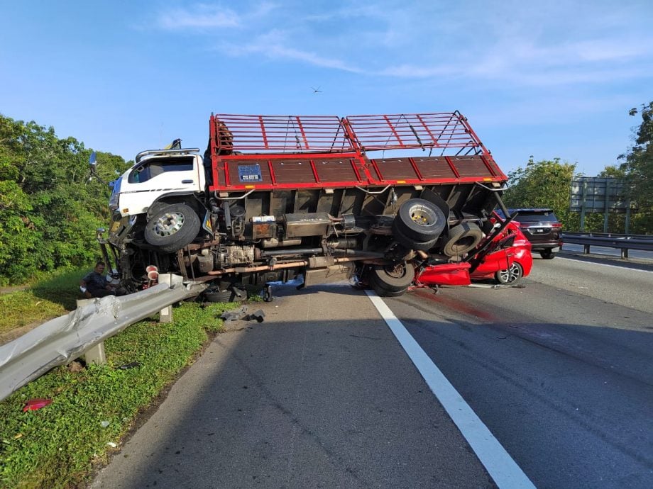 *已签发* 柔:轿车追尾罗里,轿车遭罗里压顶,3人受轻重伤