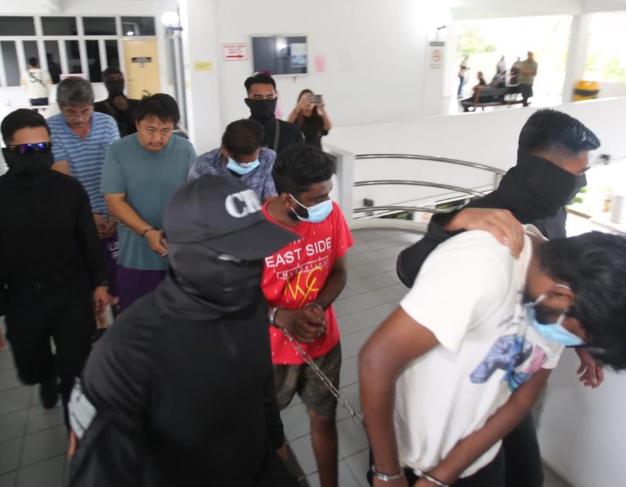 **已签发**国:涉倾倒废料污染河流,5人包括1狮城男被控