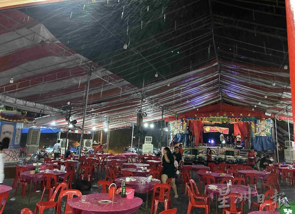 *已签发*柔:封面副文:庙庆遭大风雨中断 部分帐篷倾倒风扇掉落