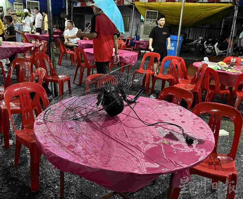 *已签发*柔:封面副文:庙庆遭大风雨中断 部分帐篷倾倒风扇掉落