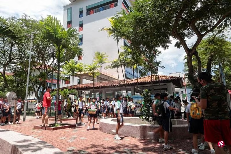 *已签发*柔:狮城二三事:狮城1小学外出现可疑男子 校方已通知学生提高警惕