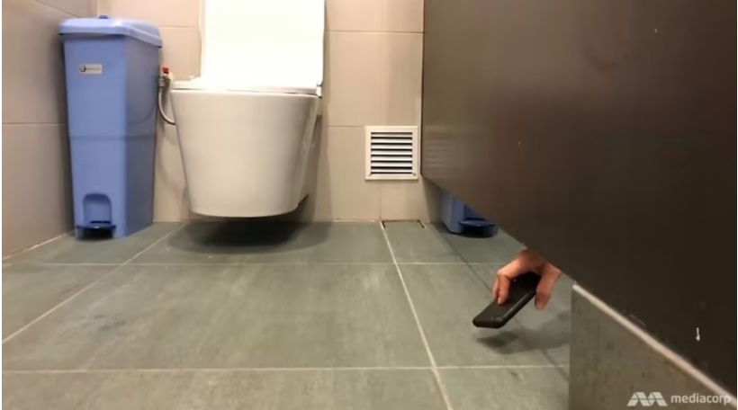 *已签发*柔:狮城二三事:电召车司机偷窥瘾发作 女厕偷拍开车撞人逃被判监