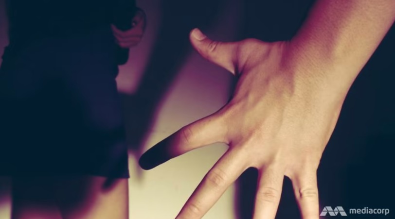 *已签发*柔:狮城二三事:老婆身旁熟睡非礼同床继女 狮城男子被判监打鞭