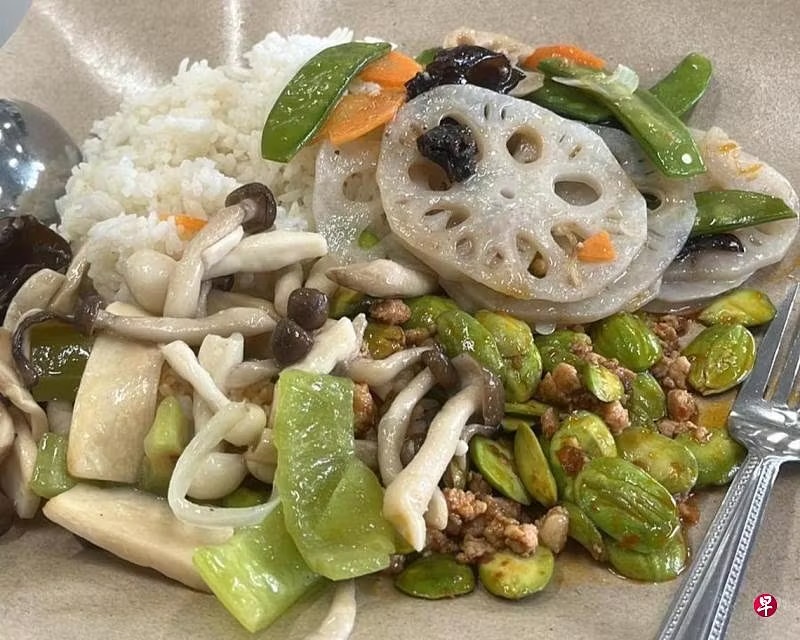 *已签发*柔:狮城二三事:臭豆炒碎肉加两菜 卖7.7新元食客喊贵