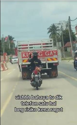 已签发(全国)危险驾驶!路上目击摩托女骑士边驾车边录像