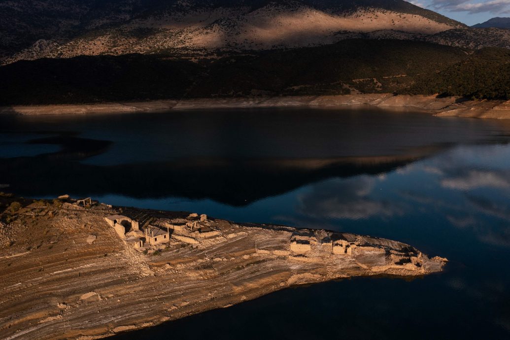 干旱肆虐希腊 沉没村庄重见天日