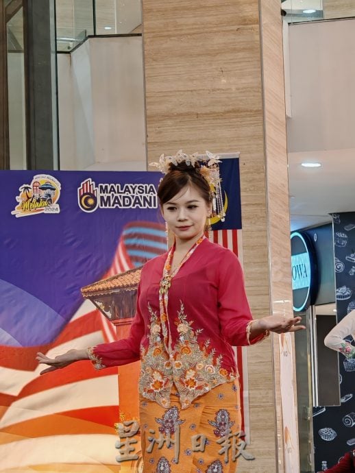 庆国庆大马日展现多元 各族穿传统服饰走秀
