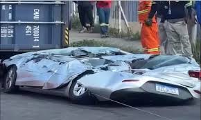 惊悚瞬间!巨型货柜车公路倾翻 旁边司机连人带车被压扁惨死