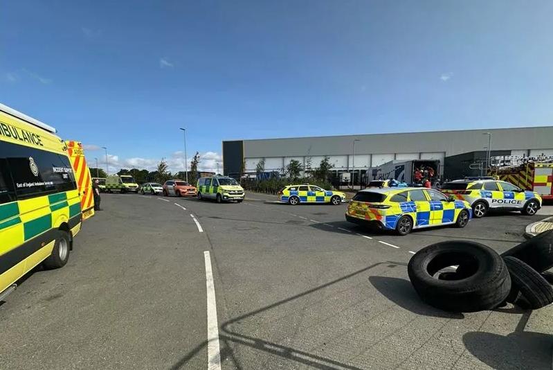 手机电量剩1%!他一通电话“救了12人” 受困货柜车差点冻死