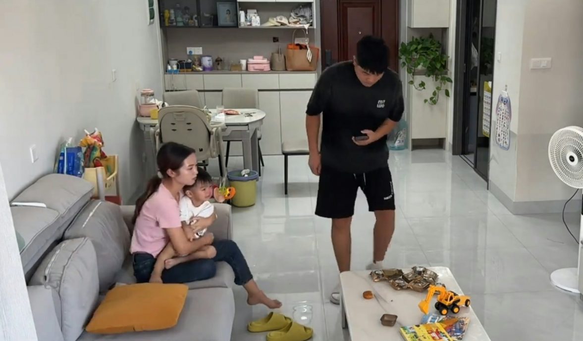 拚盘已签)月饼也“自爆”吓呆一家三口