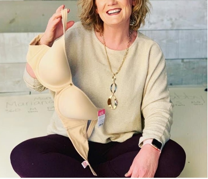 指女主播亲测胸罩不雅 网友质疑:为何不遮羞?