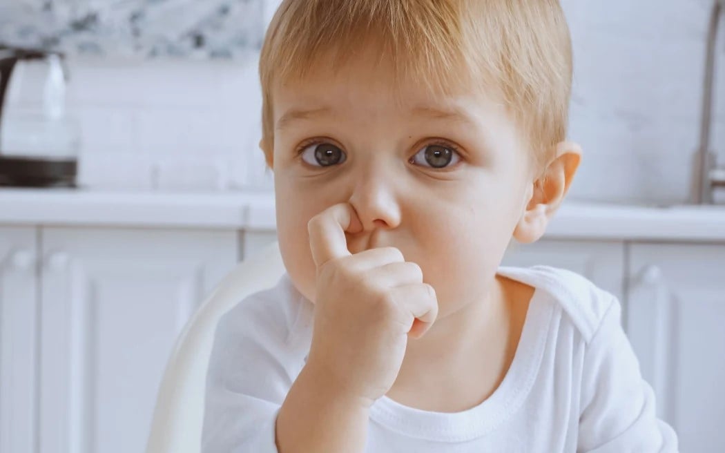 挖鼻孔若成瘾 可致脑退化风险大增