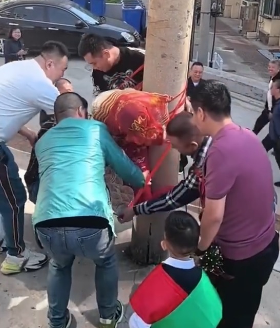 新娘被多男拿胶带绑电线杆 引发争议