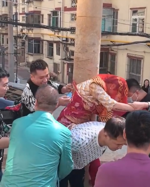 新娘被多男拿胶带绑电线杆 引发争议