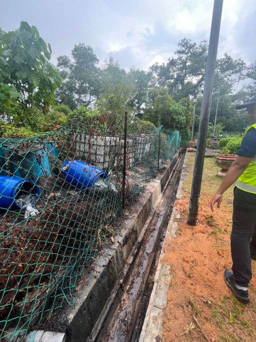 显著//大都会/轰埠河出现泡沫污染