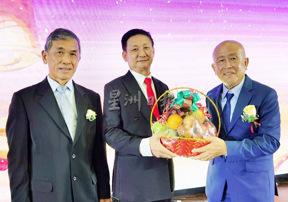 杨克浩:大马海南联会发动为海南省赈灾,筹款已达逾50万元人民币。