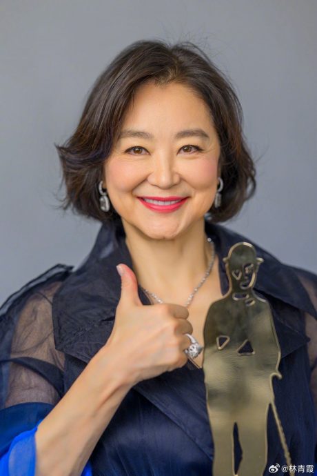 林青霞撞裂肋骨休养2个月 复工即赴上海领取成就奖