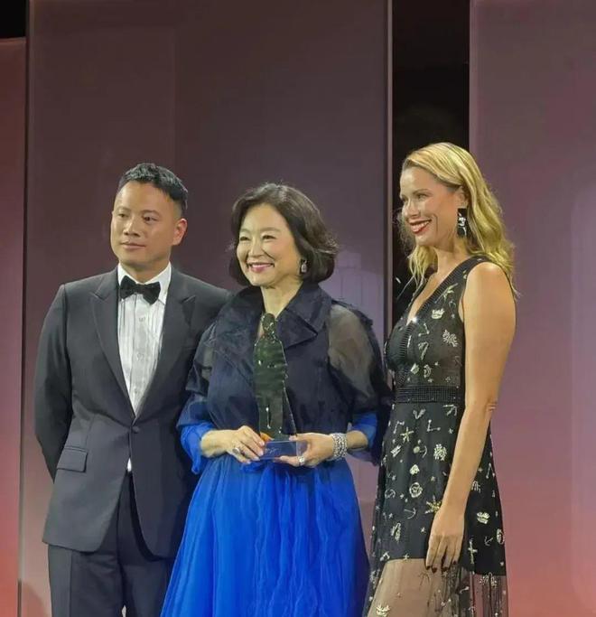 林青霞撞裂肋骨休养2个月 复工即赴上海领取成就奖