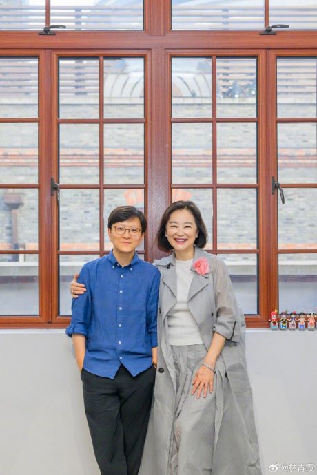 林青霞撞裂肋骨休养2个月 复工即赴上海领取成就奖