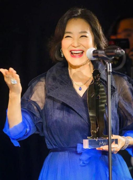 林青霞撞裂肋骨休养2个月 复工即赴上海领取成就奖