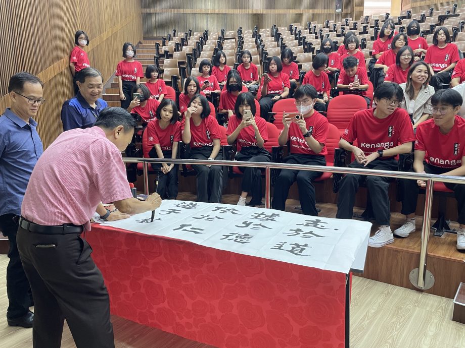 第15届“逢甲杯”全国书法赛到新山,百余学子展笔酣墨饱之作