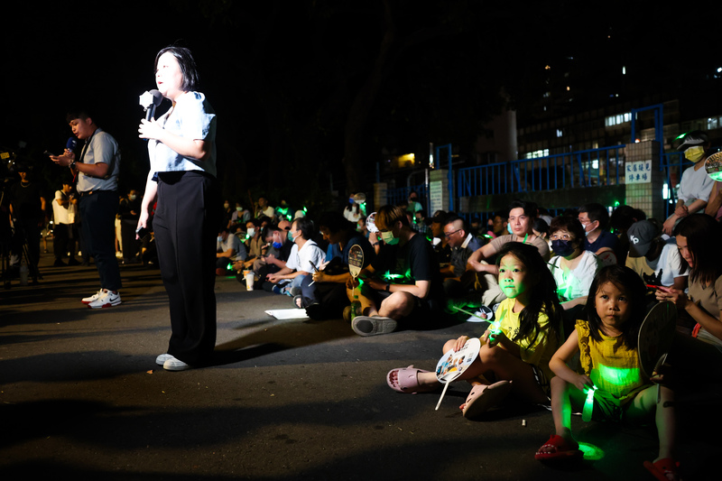 民众党支持者赴看守所外静坐 与台媒爆冲突