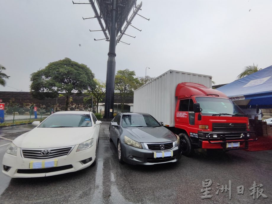 版二头:*已签发* 柔:制假酒贴关税标签销售,警捕3男通缉2男包括首脑